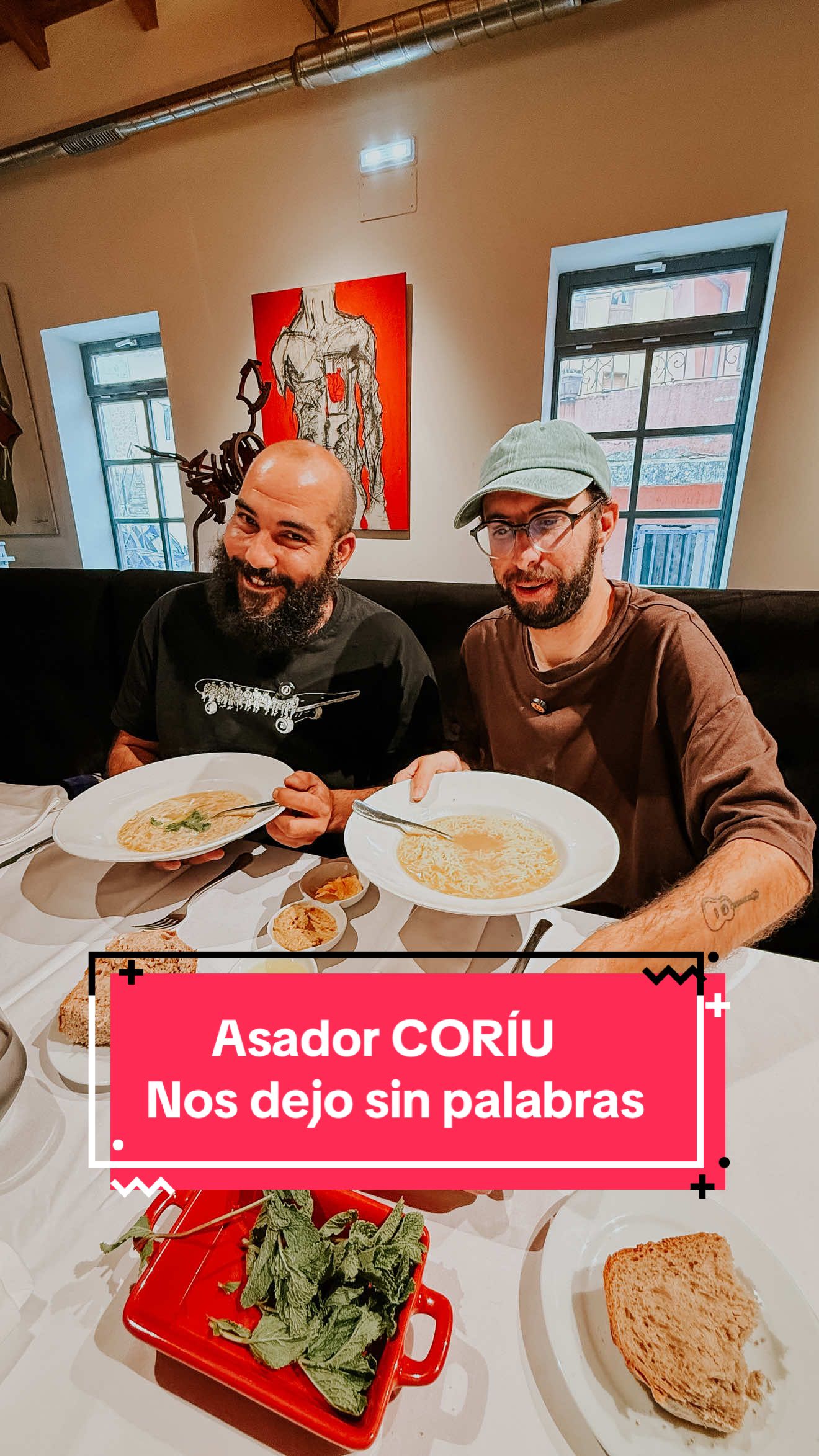 Es de los restaurantes que más me impresionó, desde que estoy haciendo vídeos de sitios. Se llama @coriucudillero y está en #Cudillero, lleva menos de un año y creo que va a convertirse en un sitio de referencia en Asturias. Mis amigos y yo disfrutamos de una manera increíble. Publicidad . #Asador #Cachopo #Amigos #Comida