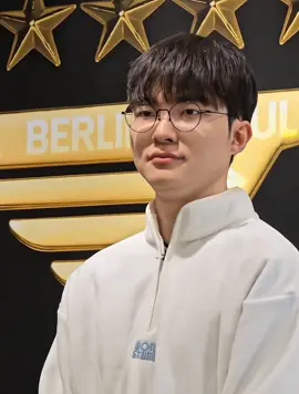 Awww Daesanghyeokkk. Cứ tròn tròn trắng trắng, cứ bông bông cưng cưng thế này ai mà chịu được :333 Vids: daesanghyeoks/X #faker #leesanghyeok #t1faker #t1fanmeeting #sanghyeok 