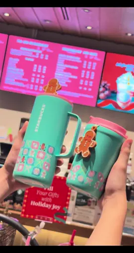 🍭Narrative Holiday Collection ✨🎄คอลเลกชันที่ได้รับแรงบันดาลใจจากเรื่องราวแสนอบอุ่นของเจ้า Gingerbread ที่อาศัยอยู่ในบ้านคุกกี้กลางป่า ซึ่งโอบล้อมด้วยต้นคริสต์มาสน้อยใหญ่ที่เปล่งประกายด้วยแสงไฟหลากสี ในบรรยากาศแห่งความสุขและการเฉลิมฉลองนี้ Gingerbread  กำลังตกแต่งบ้านอย่างตั้งใจ  เพื่อต้อนรับเทศกาลแห่งความสุข #starbucks #starbucksthailand #แก้วคริสต์มาส #แก้วสตาร์บัคส์ #christmas 