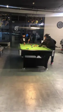 Salon Barber shop w Sercu Miasta W samym centrum tętniącego życiem miasta, gdzie drapacze chmur sięgają nieba, a ulice są zawsze pełne przechodniów, znajduje się niewielki, ale wyjątkowy salon fryzjerski – DAVRA Barber SHOP. Mały Zakątek w Miejskiej Dżungli DAVRA Barber SHOP nie jest dużym ani luksusowym salonem, ale ma w sobie coś niezwykle przyciągającego. Przekraczając drewniane drzwi, klienci od razu poczują zapach olejku miętowego, usłyszą delikatny dźwięk nożyczek oraz cichą, relaksującą muzykę płynącą z zabytkowego głośnika. Każdy klient może liczyć na profesjonalną obsługę, pełne zaangażowanie oraz poczucie humoru pracowników, którzy sprawiają, że każda wizyta staje się przyjemnym doświadczeniem. 👉Jesteśmy tutaj, aby pomóc Ci wyglądać i czuć się wyjątkowo!  Sprawdź wolne terminy na Booksy: https://booksy.com/pl-pl/dl/show-business/113169 🌍 BARBERSHOP – MIEJSCE SPOTKANIA KULTUR 🌍 ⏳pn-sb: 9:00-21:00 ⏳nd: 10:00-17:00 ☎️601 681 186 📍 Adres: Melomanów 10, Warszawa  📞 Rezerwacja: 601 681 186 🌴🌴🌴  Cena od 70 zł.  🌴🌴🌴  #undercut #fryzier #fade #tauperfade #buzzcut      