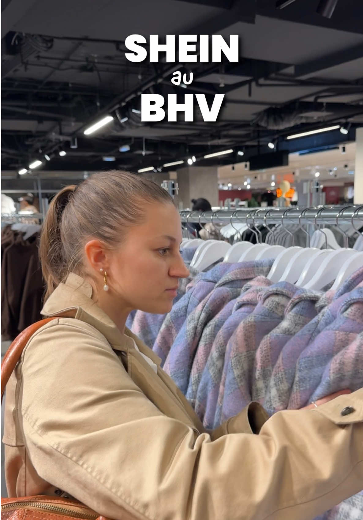 Interview exclusive entre cette cliente du BHV qui découvre l’étage dédié à SHEIN 👀 Spoiler alert : c’est du full second degré, c’est une parodie de toutes les vidéos lunaires qu’on voit passer sur les réseaux depuis 2 semaines 🤝🏽 Pour rappel, SHEIN c’est :  📈 plus de 16 millions de tonnes de CO2 relâchées dans l’atmosphère en 2023, un chiffre qui ne fait que croître et qui en fait le plus gros pollueur de l’industrie textile au monde  💀 plus de 75% de polyester et de nylon dans les vêtements, des matières issues du pétrole qui relâchent des micro-plastiques à chaque lavage et polluent les eaux 🪡 plus de 7 200 références ajoutées chaque jour sur la plateforme, en comparaison Zara c’est 7 000 par an 🚮 3 utilisations du vêtements en moyenne avant qu’il ne termine à la poubelle  ✈️ plus de 5 000 tonnes de marchandises envoyées en avion depuis la Chine chaque jour  🏭 des salariés opprimés en Chine qui travaillent 80h par semaine, sans pause et pour un salaire misérable, incluant le travail des enfants et celui du peuple Ouïghours  🦠 plus de 15% de produits qui contenaient des susbstances cancérigènes sur 47 références testées 🧠 des copies et des contrefaçons des modèles créés par d’autres marques, recopiées par des IA sans aucun scrupule  ⚠️ En 2025, il n’y a AUCUNE excuse à consommer SHEIN. ⚠️ On peut tous choisir de :  ✅ Opter pour des marques qui produisent en Europe ou en France ou acheter en seconde main  ✅ Acheter mieux, pas plus ! ✅ Privilégier la qualité et la transparence ✅ Ne jamais soutenir un modèle qui détruit les hommes et les ressources  Mes friperies préférées :  📍Paris : @Bis Boutique , @KILO SHOP FRANCE, @Ayeth - Second-Hand Shop🧡💙, @⭐️ FREE’P’STAR ⭐️, @109 The Store  📍 La Rochelle : @BOTAFRIP, @CARRE VINTAGE SHOP  📍 Bordeaux : Trafic Shoo, @cremefraichebdx  PS : pas la peine de venir dans les commentaires faire des ouins ouins pour défendre SHEIN, vous alimentez juste mes statistiques. 👋🏽 PPS : désolée maman pour le tacle, c’était pour la vidéo, je t’aime ♥️ À bon entendeur 👀 #stopshein #stopultrafastfashion #boycottshein #ultrafastfashion #shein 