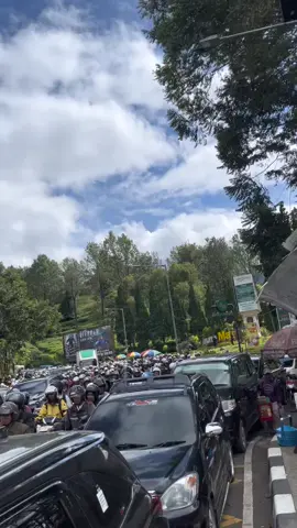 Silahkan lambaikan ke kamera untuk yang sudah tidak kuat 😂 16/11/2025 15:49 WIB Lalulintas masih satu arah menuju jakarta 📍 Depan Pintu Keluar Gunung Mas Puncak 📹 @_bondan19_ #txtdaripuncakbogor #txtpuncak #puncakbogor #infopuncak #infopuncakbogor 