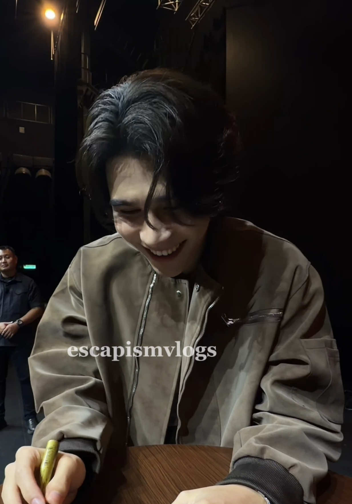 Me on 3 hours of sleep trying to form words in front of my fave🫠 Sorry Jeff, my brain wasnt functioning properly… #JeffSatur #JeffSaturinKL #JeffSaturRedGiantTour2025  @jeffsatur 