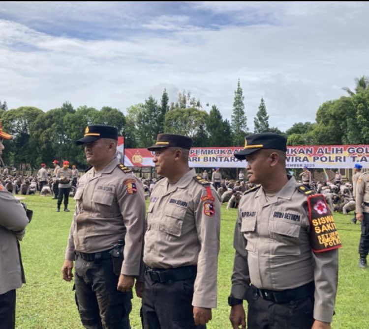 Pembinaan Tradisi Siswa PAG di Lapangan Soetadi Setukpa Lemdiklat Polri: Membangun Mental dan Fisik yang Prima Sukabumi, 12 November 2025 . Dalam rangka membentuk mental dan fisik yang prima, para siswa Pendidikan Alih Golongan (PAG) Sekolah Pembentukan Perwira (Setukpa) Lemdiklat Polri menjalani serangkaian kegiatan pembinaan tradisi (bintra) di Lapangan Soetadi Ronodipuro Setukpa Polri. Kegiatan ini bertujuan untuk memperkuat mental, disiplin, serta ketahanan fisik para siswa, yang merupakan salah satu aspek penting dalam proses pembentukan perwira Polri. Di Lapangan Soetadi, para siswa mengikuti berbagai latihan fisik yang dirancang untuk menguji stamina, kekuatan, serta daya tahan tubuh. Latihan ini diiringi dengan pembekalan nilai-nilai kepemimpinan, disiplin, dan kerja sama tim, yang menjadi fondasi penting bagi perwira Polri. Dengan adanya kegiatan ini, diharapkan para siswa PAG dapat lebih siap dan matang secara fisik maupun mental untuk mengemban tugas-tugas kepolisian di masa depan.  #sukabumi #pag2025 #polisiindonesia #setukpapolrisukabumi #polisibaik 