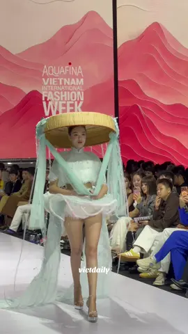 Nhức mắt với vũ điệu catwalk của  người mẫu trong show nhà thiết kế  Ivan Trần tại AVIFW 2025 #ivantran #ntkivantran #tuanlethoitrangquoctevietnam #avifw #VietDailyLife 