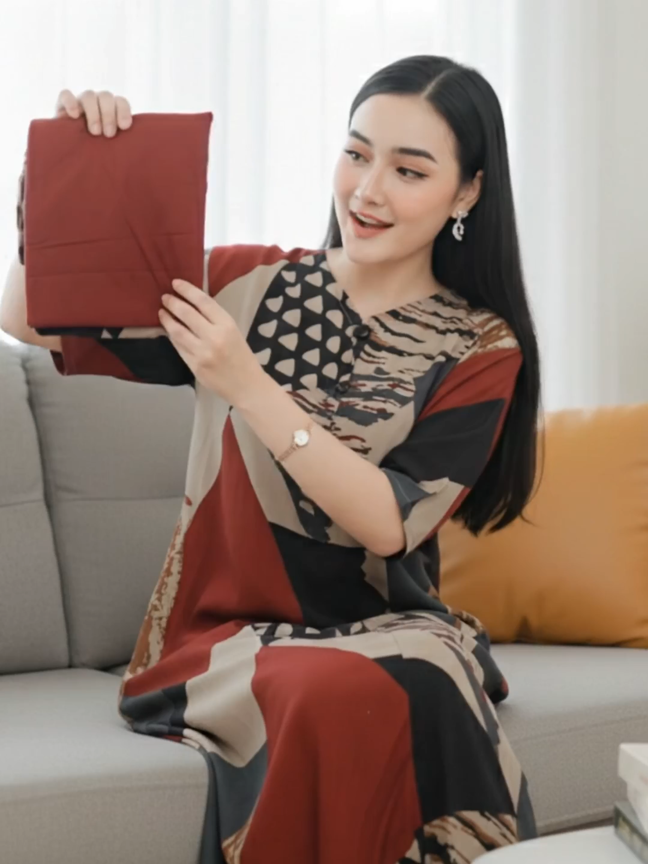 Dari mager jadi on point, cuma pakai daster ini! ✨ Nyaman seharian & tetap stylish. Komen warna favoritmu! 👇 #DasterKekinian #DasterRayon #RacunTikTok #NyamanDiRumah #OOTDDiRumah