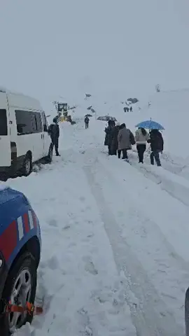Hakkari'de 2.600 rakamlı Durankaya beldesi ile kayak merkezi yolunda mahsur kalanları kurtarıldı.