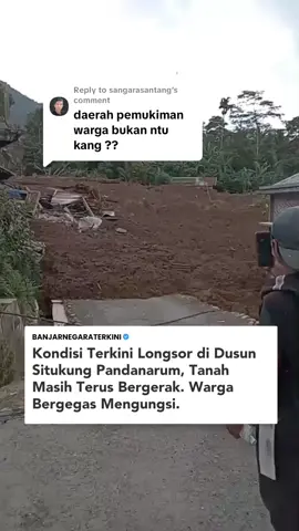 BREAKING NEWS - Kondisi Terkini Musibah Tanah Longsor di Dusun Situkung desa Pandanarum kec Pandanarum - Banjarnegara Sore ini, minggu 16 November 2025. Rumah sudah tertimbun material Longsor dan Masih terus bergerak. Saat ini warga bergegas mengungsi ketempat yang aman.  .  .  ** Demikian informasi sementara yang bisa disampaikan, bila ada tambahan, update terbaru ataupun koreksi bisa disampaikan melalui kolom komentar. #banjarnegara #banjarnegaraterkini 