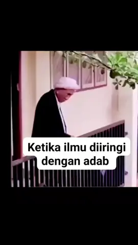 Adakah yang mengenal kiai yang ada di video ini, saya suka cara salamannya kepada santri, ini cara yang elegan dan menunjukkan kegeinusan beliau, setidaknya menurut saya. #adab #santri 