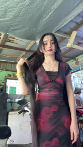 ချစ်သမီးလေးကိုထွေးခင်အက