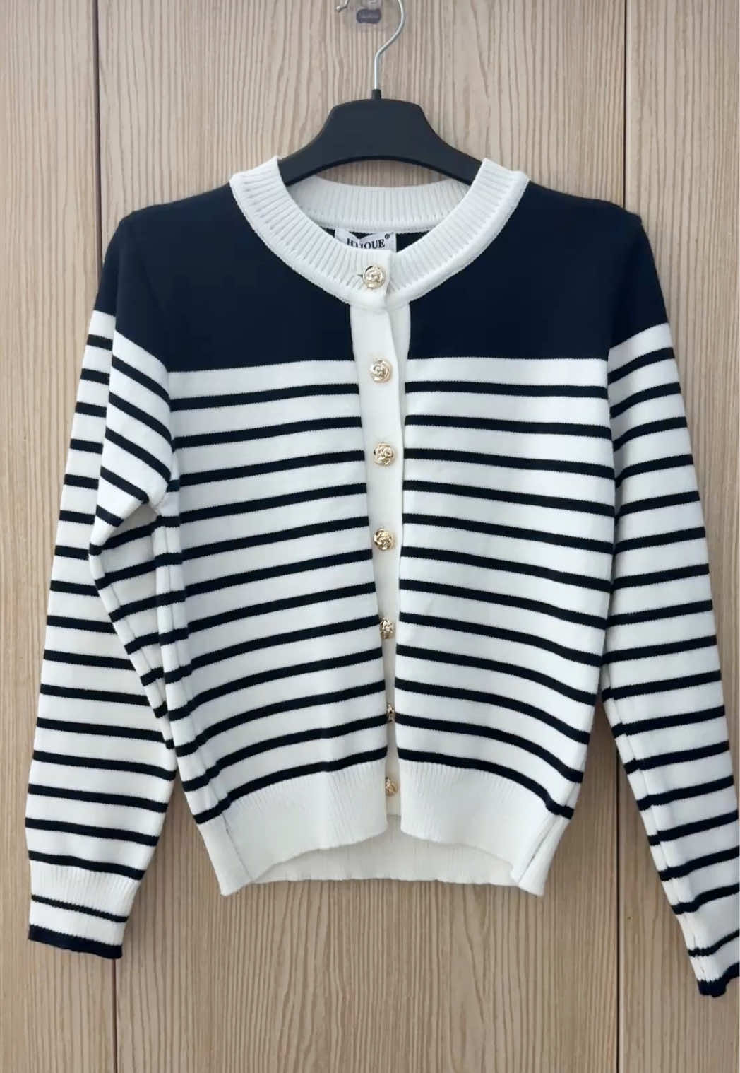 Áo len cardigan kẻ xanh than siêu xinh  #aolenthudong #aolencardigan #aocardigan #aolendaitay #viral @HTIQUE 