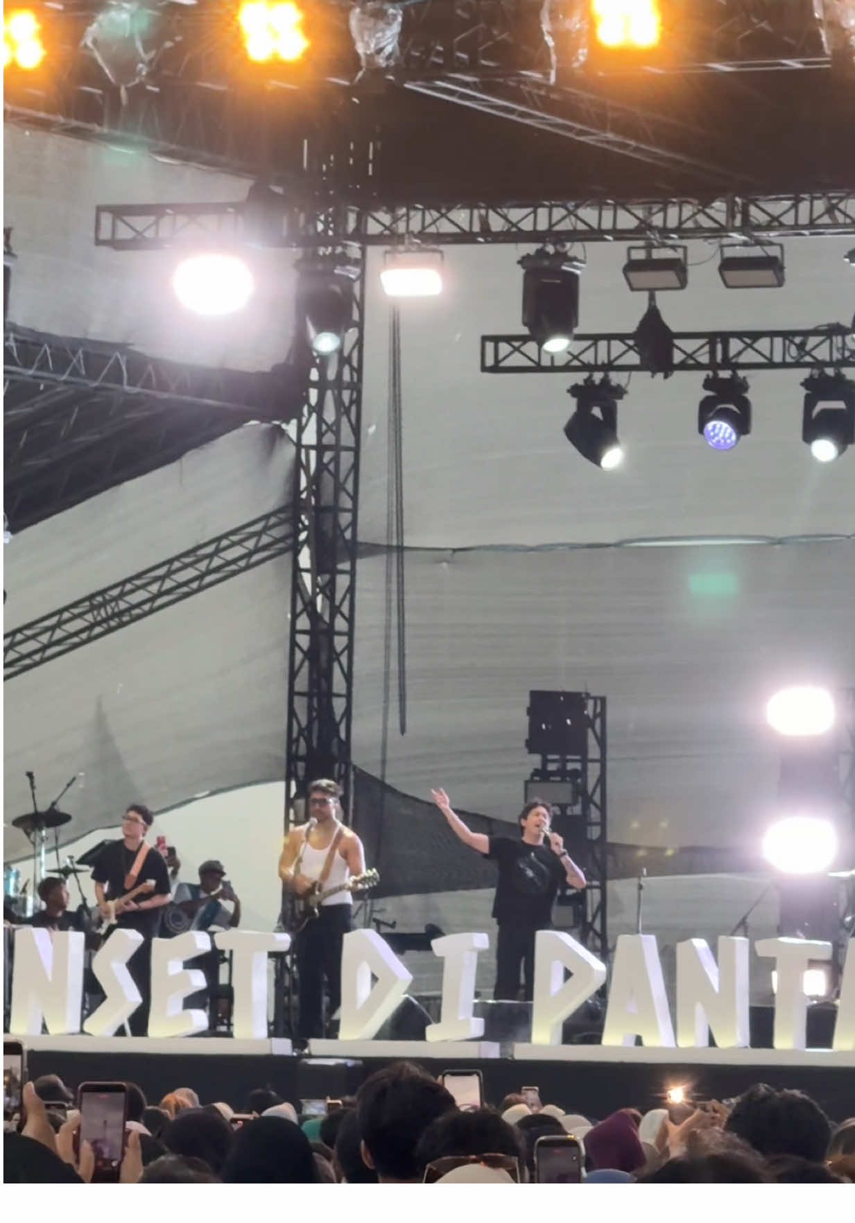 Namun aku bingung kenapa ku tak pergi🎶 Aku bingung kalian masih di sini Apa mungkin karena terlalu lama Apa benar tuk berbagi derita #tarot #feast #sunsetdipantai #pik2 #landsendpik 