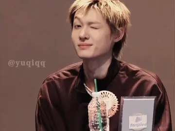 : 아이돌의 팬이 된다는 건 나쁜 일이 아니에요. 상상도 못 했던 황홀한 순간들을 경험할 수 있게 해 주거든요. 더 많은 친구를 만나고, 더 많은 곳을 방문하게 되죠. 특히 어둠 속에서 빙빙 돌다가 갑자기 그 사람이 아무 이유 없이 미소 짓는 걸 보는 듯한 기분을 경험하게 되죠! #cemyeuu #MARTIN #martin #CORTIS 