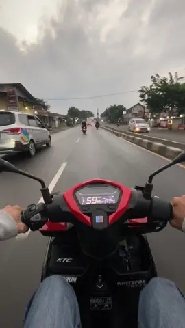 Pantura after rain. #variomodifikasi #vario125 #varioproper #vavarioan #fyp 