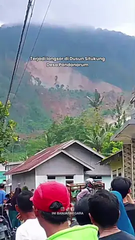 Longsor di dusun Situkung Pandanarum sore ini tangal 16 November 2025. Tanah masih terus bergerak. Yang mau menambahkan info komen di kolom komentar #fyp  #berita #banjarnegara #inibanjarnegara