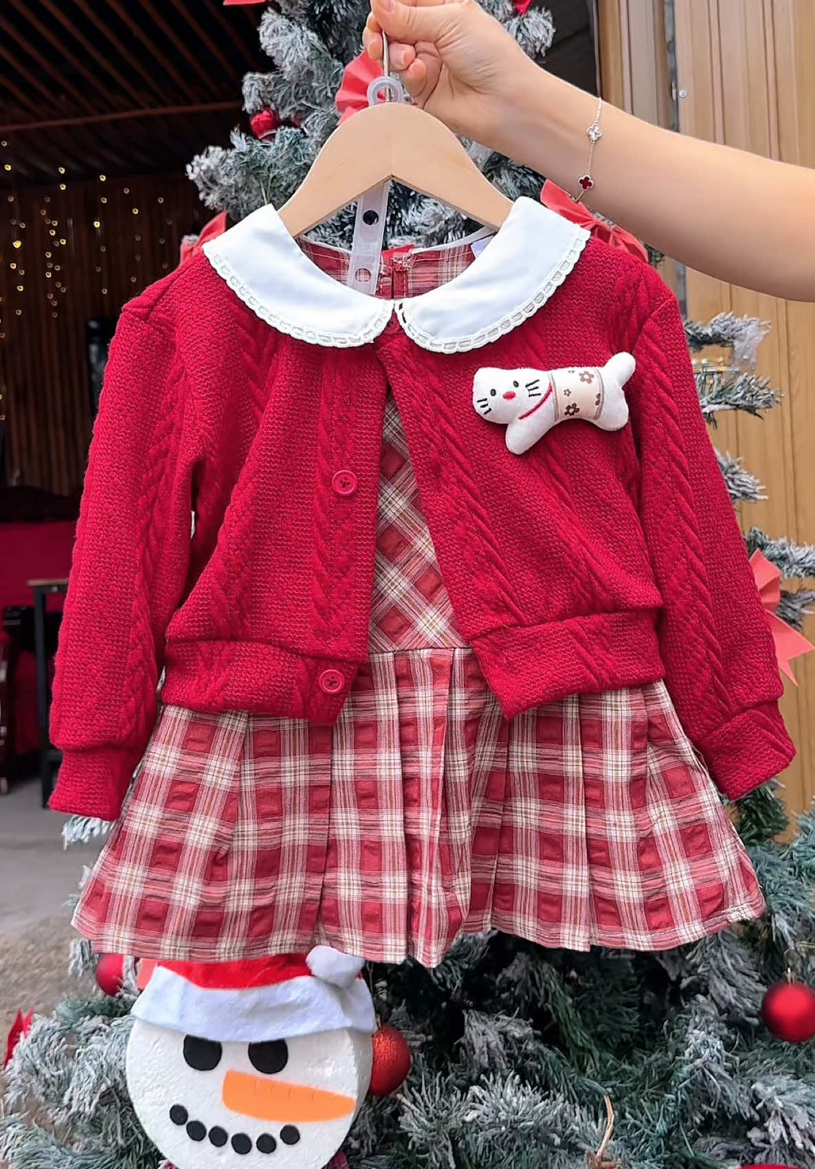 Set đồ gồm áo và váy xinh cho bé diện noel, lễ tết. #mebereview #xuhuong #setđoxinh #donoel #noel 