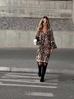 Elegantes, bedrucktes Kleid mit V-Ausschnitt und langen Ärmeln