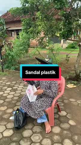 M-mmaaf kak, dari pada cuma sebelah kan, jadi di kasih 1 lagi plastiknya😀
