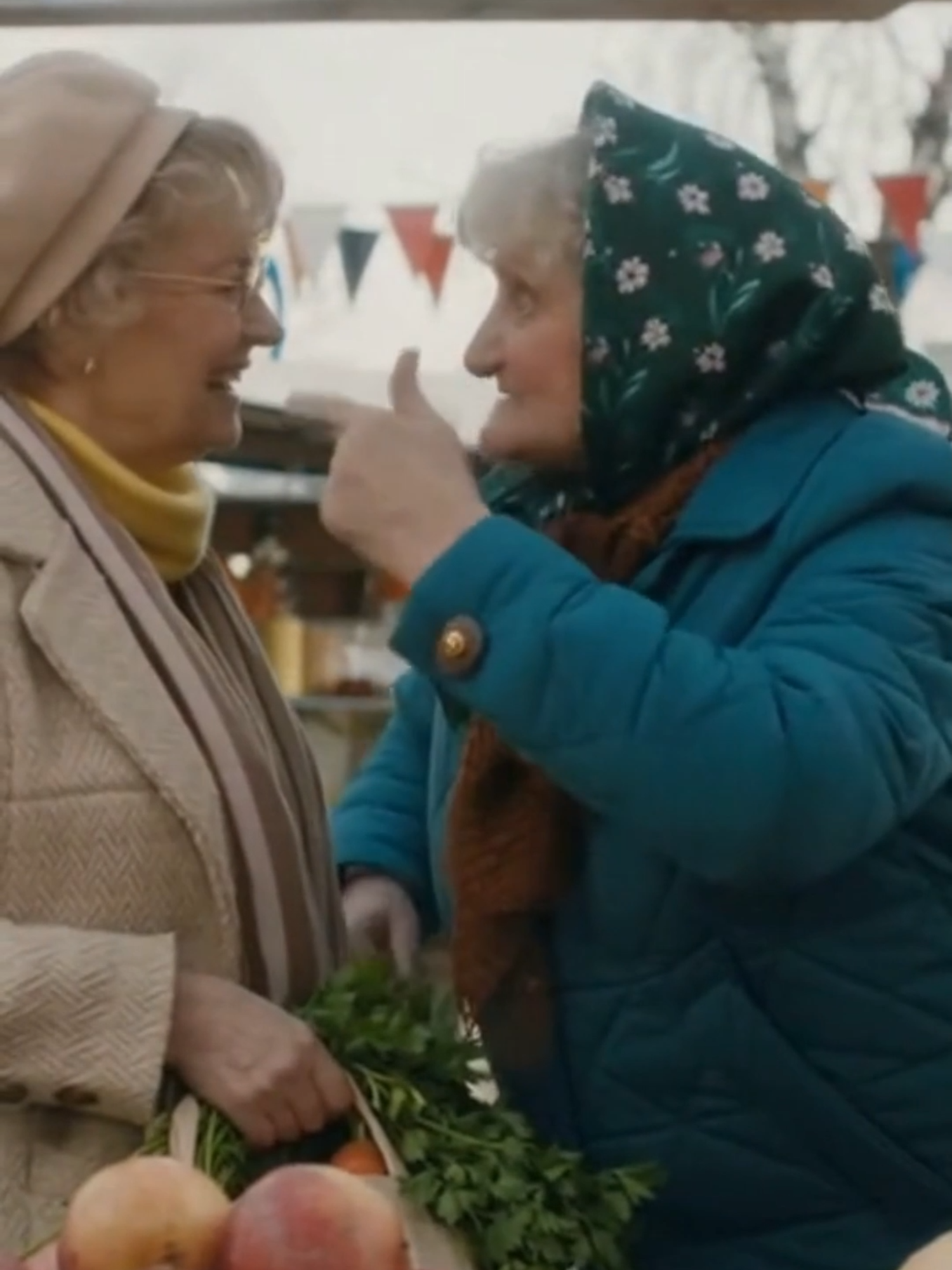 Kurier, babcie i „brak czasu” 😂  Gdy wnuczka zamawia jedzenie… zaczyna się show 🍲📦 Babcine rady na temat „nowoczesności” 🤳😅 Humor z życia codziennego, gdzie dwie babcie komentują nowoczesne nawyki młodego pokolenia 🤭📦 Codzienność potrafi być zabawna, zwłaszcza gdy tradycja spotyka się z nowoczesnością. Zamawianie jedzenia przez aplikację? Dla wielu osób to norma, ale dla starszych pokoleń – powód do szczerych obserwacji i niewinnych żartów. Delikatna satyra, odrobina domowej atmosfery i charakterystyczne spojrzenie babć na tempo współczesnego życia sprawiają, że scena nabiera ciepła i humoru. Ten materiał idealnie oddaje kontrast między „kiedyś” a „dziś”, ale bez porównań — tylko lekka komedia i codzienne spostrzeżenia 🤳😂 LEGAL DISCLAIMER: This video is created for entertainment and educational purposes. It contains satire and humorous elements. Do not take everything literally. Jeśli lubisz takie humorystyczne scenki, zostaw suba, łapkę i komentarz 🤗✨ #humor #babcie #satyra #codzienność #komedia #lifestyle #polskahumor Celem naszych filmów jest dostarczanie rozrywki i wiedzy, często poprzez satyrę. Nie traktujcie wszystkiego całkiem serio :) Ten materiał został wygenerowany z wykorzystaniem AI.