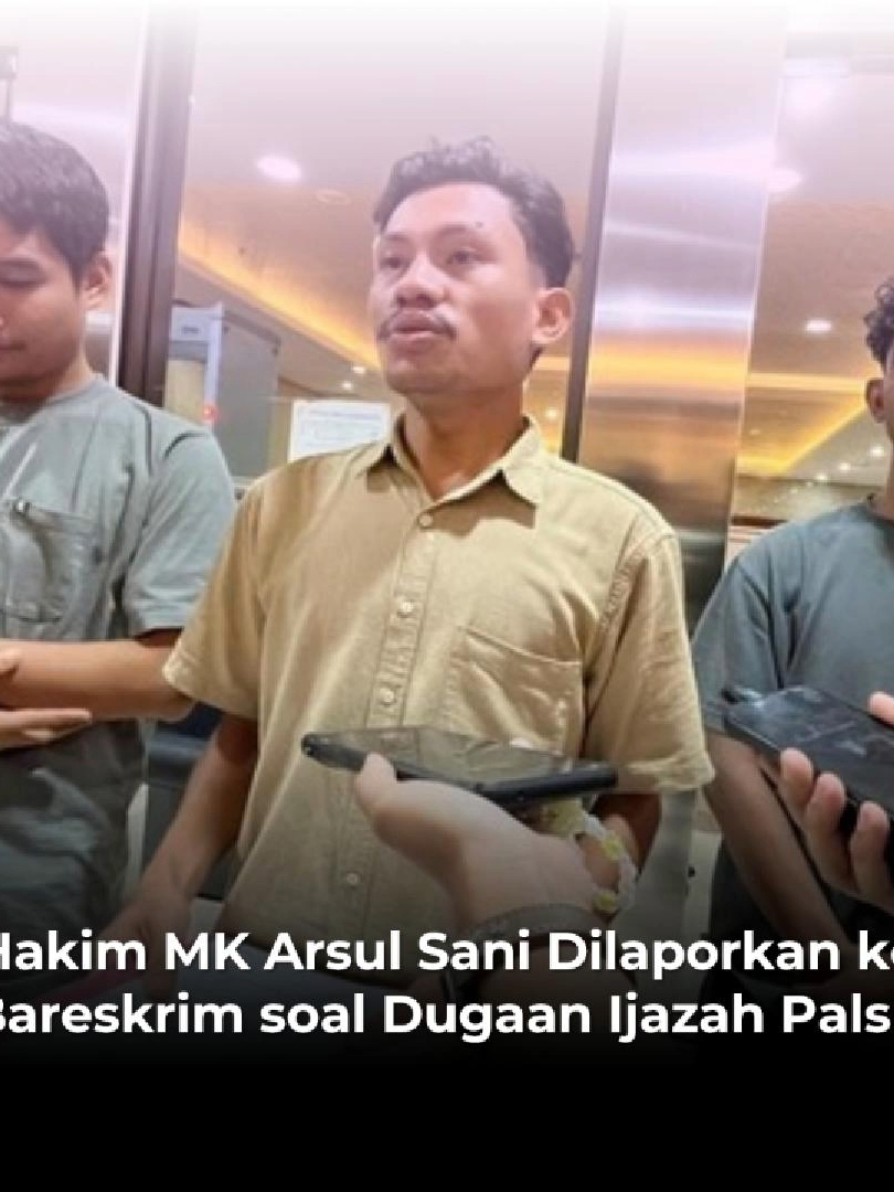 Hakim MK Arsul Sani Dilaporkan ke Bareskrim soal Dugaan Ijazah Palsu Aliansi Masyarakat Pemerhati Konstitusi melaporkan Hakim Mahkamah Konstitusi (MK) Arsul Sani ke Bareskrim Polri terkait terkait dugaan ijazah palsu. #mahkamahkonstitusi #polri #polripresisisi #polriuntukmasyarakat #polisi #fyp