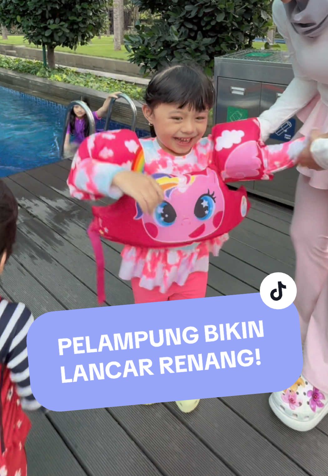 Kakak jadi berani berenang semenjak mama beliin pelampung ini!!🥰