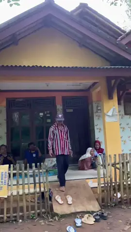 Tinggal tersisa beberapa saja dibawah sini, termasuk rumah mbah rohman, selamat dari bencana longsor besar ini.. rumah didepannya hancur rata dengan tanah😭Ya allah jadi inget kalo aku sama suami kerja anak anakku suka dibawa main kesini sama mbah rohman & mbah sri, pas malam kejadian mereka semua dirumah ku diatas. alhamdulillah mereka sehat selamat.🥲🥹🥀 #longsorcibeunying 