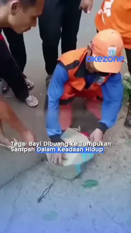 Petugas PPSU Setu dikejutkan dengan penemuan seorang bayi yang masih hidup di area pembuangan sampah saat kerja bakti di Jl. Kramat Oyar, Minggu pagi.  Bayi itu langsung dievakuasi dan dibawa ke RS Pasar Rebo untuk mendapat observasi dan perawatan. #bayidibuang #ppsu #viral #okezonecom #okezone 