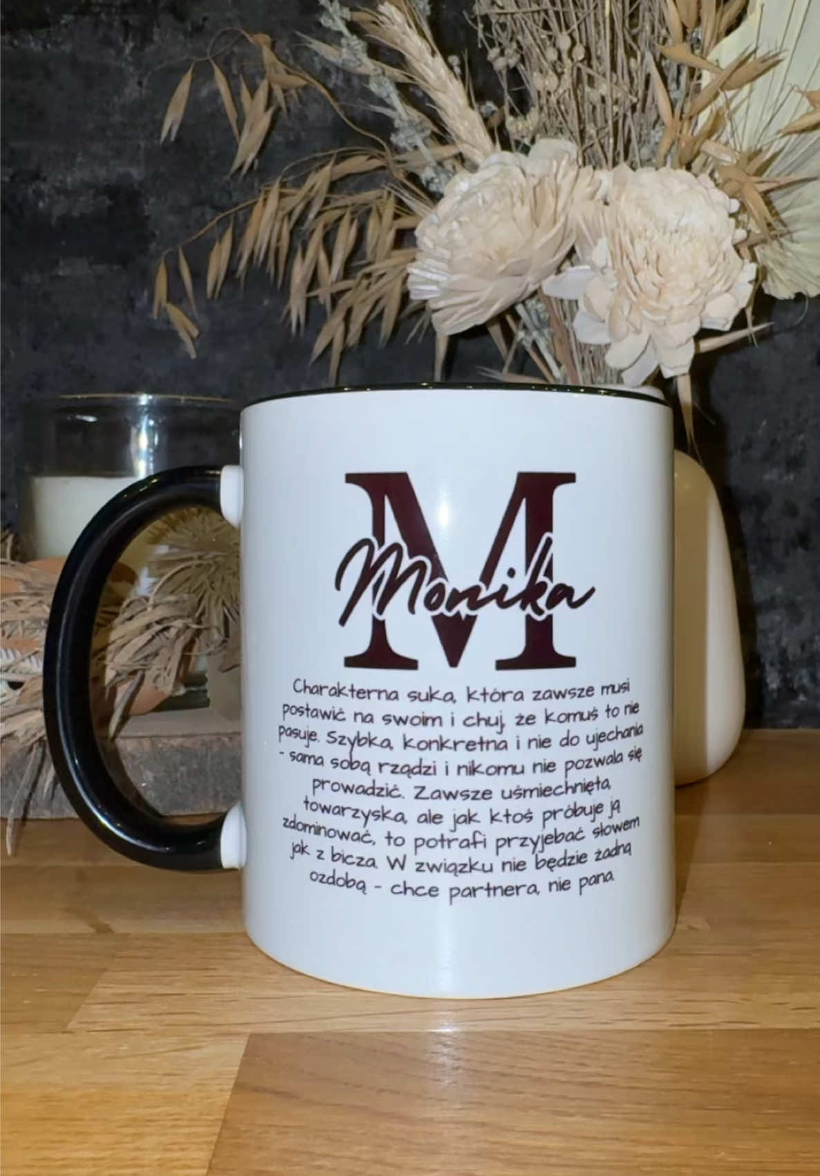 Masz w życiu Monikę? To wiesz, że to charakter – nie grzeczność 😏🔥 Kubek, który opisuje ją lepiej niż horoskop. #KubkiBezCenzury #Monika #KubekzImieniem #ŚmieszneFilmiki #Prezent 