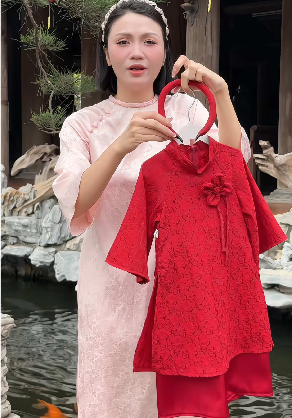 Tặng bờm Ong Kis Sét áo dài lụa cao cấp cho bé yêu #megiangcogu #quanaotreem #aodaichobe #aodaibegai #aodaicachtanchobe 