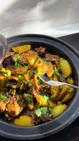 Tajine de Bœuf 🥘 Ingrédients : 	•	500 g de viande de bœuf 	•	1 gros oignon ou 2 moyens 	•	4 gousses d’ail 	•	1 cube de bœuf 	•	Une dizaine d’olives 	•	4 pommes de terre 	•	Persil 	•	Un bon filet d’huile d’olive 	•	700 ml d’eau 	•	Épices : sel, poivre, coriandre, curcuma, paprika, gingembre Préparation : Mariner la viande avec du sel, du poivre, du paprika, de la coriandre, du curcuma, du gingembre et un filet d’huile d’olive. Laissez reposer toute la nuit Faire dorer la viande sur toutes les faces dans un bon filet d’huile d’olive Ajoutez l’oignon émincé et l’ail haché. Faire revenir quelques minutes Ajoutez le bouillon (eau + cube) ainsi que les épices. Laissez mijoter à feu doux pendant 1 h 30 Assaisonnez les pommes de terre avec sel, poivre, paprika et herbes de Provence, puis ajoutez-les à la préparation Versez un filet d’eau pour récupérer la marinade restante et poursuivez la cuisson 45 minutes Dessalez les olives en les faisant bouillir dans un peu d’eau jusqu’à ce qu’elles remontent à la surface. Ajoutez-les au plat et laissez cuire 10 minutes de plus. Parsemez de persil finement ciselé Et voilàaa 🤩 Dis-moi en commentaire ce que tu penses de ce plat hyper réconfortant ! 😍 #recettedujour #recettesimple #recipeoftheday #tajine #tajinedeboeuf     