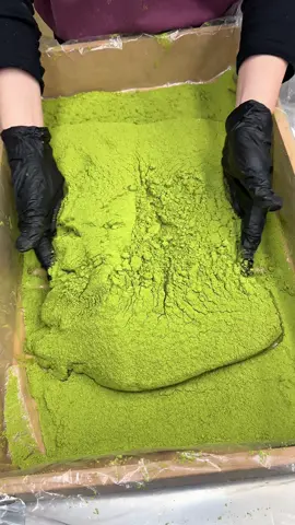 もちもちの生わらび餅！ 生わらびもち 680円 大量の抹茶をかけた天使のわらび餅が大人気で、とろとろの生わらび餅と苦味・甘味のバランスが良く、チョコ、きなこ、抹茶どれも絶品😋 🍚店名: 天使のわらび餅 住所: 大阪府大阪市北区天神橋5-7-28 最寄駅: 天神橋駅から徒歩2分 営業時間: 11:30〜22:00 定休日：不定休 #大阪グルメ#Japanesefood#tiktokfood