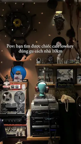 Chiếc cafe này chill quá đi, toàn bộ những thứ hay ho trong tiệm đều là đồ sưu tầm của anh chủ hơn 12 năm qua 🥹 #cafe #chill #cafesaigon #utcungdidau #thuduc 