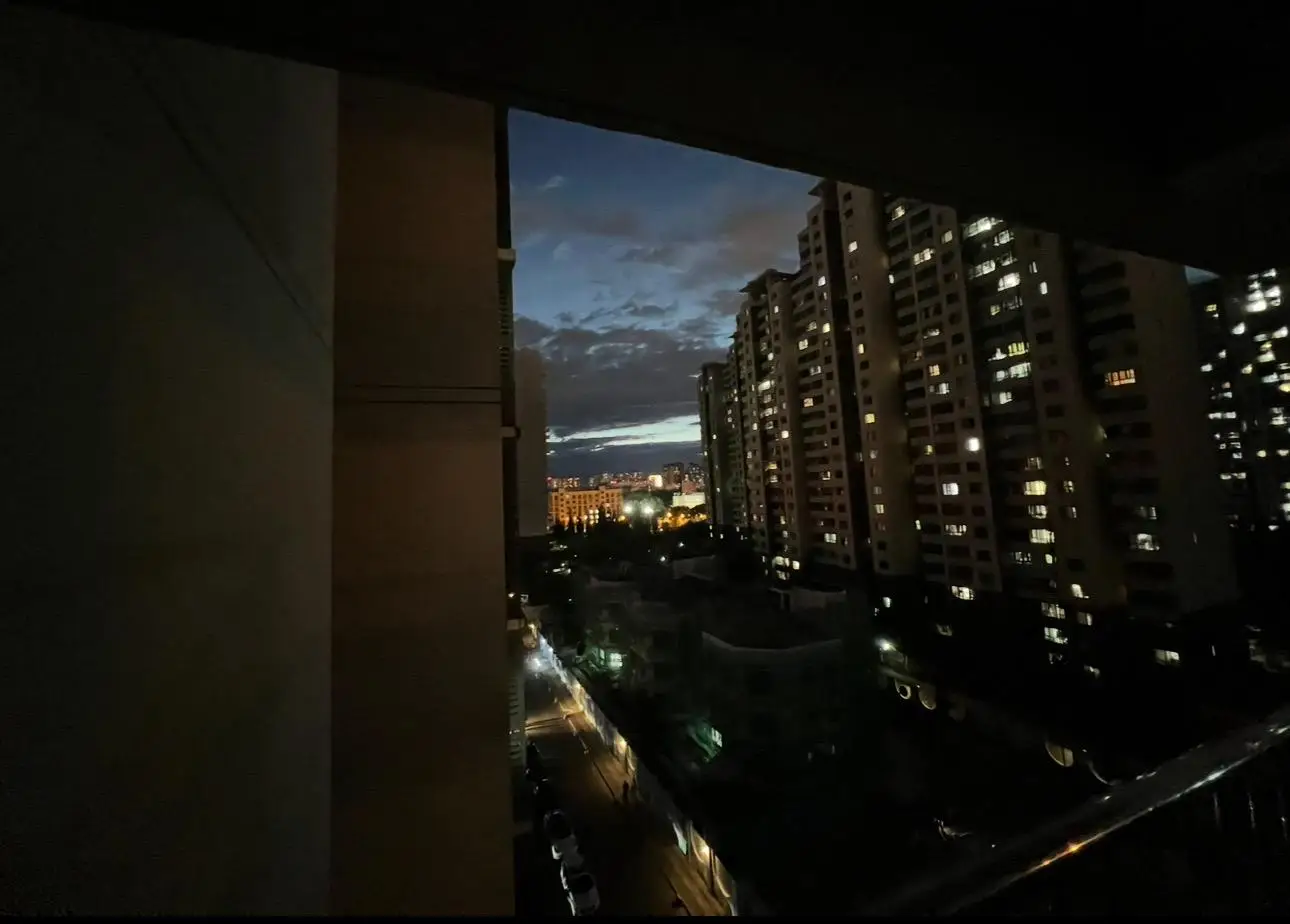 Khốn nạn! Bạn không thấy hổ thẹn sao? Trong những ngày tôi tin tưởng bạn nhất, bạn lại lừa dối tôi như một kẻ ngốc. Khi tôi chỉ có hình bóng bạn trong mắt, bạn có trân trọng tôi không? Khi tôi tin tưởng bạn vô điều kiện, bạn có xứng đáng với niềm tin đó không? Khi tôi khó khăn nhất, bạn có quan tâm không? Bạn biết rõ điều tôi rất bận tâm nhưng vẫn cứ làm! Không phải là bạn không hiểu, mà là bạn không sợ mất tôi. Bạn hết lần này đến lần khác thách thức giới hạn của tôi, thản nhiên tiêu hao chân tâm của tôi. Bạn chưa bao giờ cân nhắc cảm xúc của tôi nhưng lại mong tôi khắp nơi thông cảm cho bạn. Nếu bạn đứng ở vị trí của tôi, bạn sẽ biết tôi khó chịu đến mức nào. Nhưng bạn không trân trọng, khiến tôi mất hết cảm giác an toàn. Tôi đã quay lại là chính tôi. Chuyện của tôi tôi không muốn bạn biết nữa, và chuyện của bạn tôi cũng không muốn quan tâm. Còn về việc tôi thay đổi hay không thay đổi, bạn không có tư cách để phán xét.