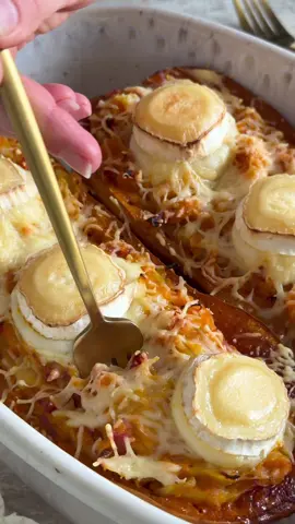 Butternut farçi 😋  Sûrement la recette la plus réconfortante de l’automne !! 🧡 🍴 LES INGRÉDIENTS :  1 Butternut  200gr Lardons  2 Oignons  3càs Crème fraîche  Gruyère  Chèvre  Huile d’olive  Sel, poivre, ail en poudre  🧀 RECETTE :  Coupez votre butternut en deux puis retirez les pépins. Quadrillez la chaire, arrosez d’un filet d’huile d’olive et salez. Placez les demi-butternuts sur une plaque, chaire contre le papier sulfurisé, puis enfournez à 180°C pendant environ 45 minutes. Pendant la cuisson, émincez les oignons et faites-les revenir dans une poêle avec un peu d’huile d’olive. Laissez-les cuire jusqu’à ce qu’ils deviennent fondants, en ajoutant un léger fond d’eau si nécessaire pour éviter qu’ils ne brûlent. En fin de cuisson, ajoutez les lardons et laissez cuire quelques minutes supplémentaires. Une fois le butternut bien tendre, récupérez la chaire et incorporez-la dans la poêle. Ajoutez la crème fraîche et les épices, puis mélangez. Garnissez ensuite les coques de butternut avec cette préparation. Parsemez de gruyère, disposez quelques tranches de chèvre sur le dessus, puis enfournez à nouveau pendant 15 minutes pour gratiner. _______________________ 🍪 -5% chez @koro_fr avec le code MARJOLAINE5 🍵 -10% chez @anatae_matcha avec le code MARJOLAINE #nourriture #food #ideerepas #recetteexpress #butternut    