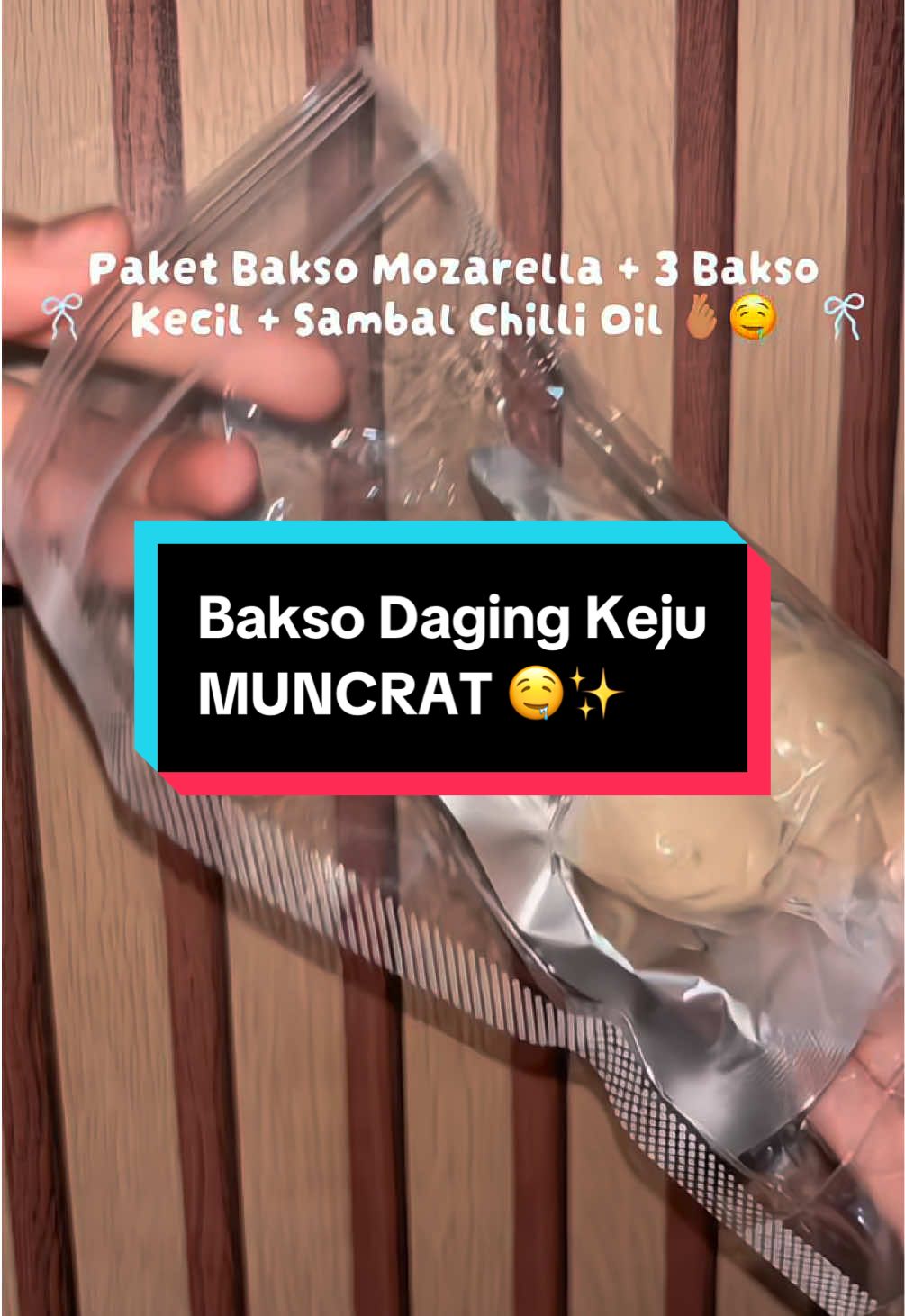 cuma 10rb sudah dapat : bakso keju moncrot + bakso kecil + sambal chilli oil 🤤 #baksokejumuncrat#dagingnyaberasa#kejunyalumer#fypage  