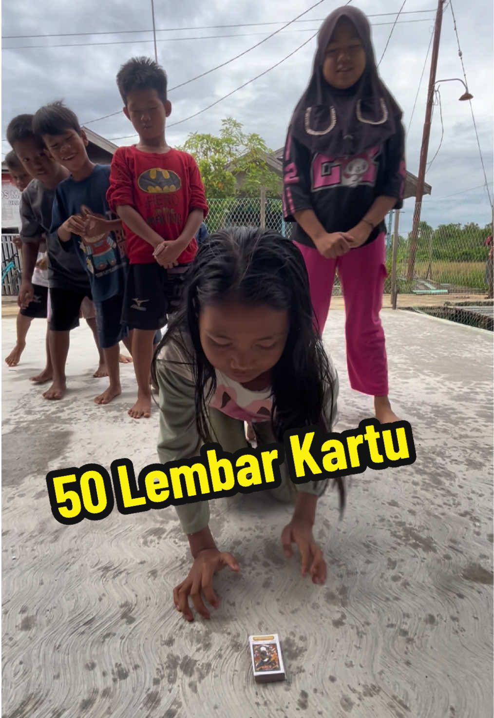 Tepuk kartu 50 lembar masih sedikit sulit bagi bocil🤣🤣🤣🤣 #amangbrewok #tepukkartu #bakumpai #bakumpaibanar