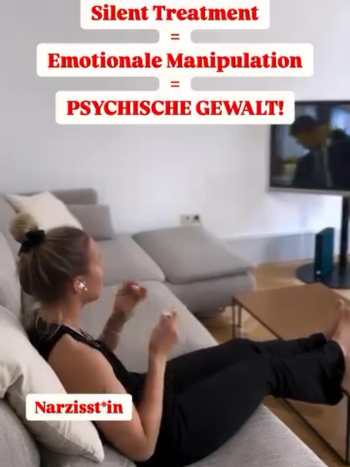 Eine klassische Manipulationstechnik von Narzisst*innen ist das sogenannte Silent Treatment ❗️ WAS SILENT TREATMENT BEDEUTET💡 Silent Treatment ist das bewusste Schweigen des Narzissten nach oder während eines Konflikts. Es ist keine harmlose Rückzugsstrategie - es ist gezielt eingesetzte Ignoranz des Narzissten. Wenn ein dir nahestehender Mensch dir bewusst die Kommunikation entzieht und dich wie Luft behandelt – nicht für Minuten, sondern über Stunden, Tage oder sogar Wochen –, dann ist das emotionale Manipulation. Und das ist psychische Gewalt. ZIEL DES SILENT TREATMENT 🎯 Narzisst*innen schweigen dich bewusst an, um … 👉🏻 … dich gezielt für das Setzen von Grenzen, das Äußern von Bedürfnissen oder das Anmerken von Kritik zu bestrafen - nicht um einen Konflikt zu lösen. 👉🏻 … Macht und Kontrolle über dich zu gewinnen und auszuüben - nicht um sich zu beruhigen. 👉🏻 … dich zu dem von ihm/ihr gewünschten Verhalten zu konditionieren - nicht weil er/sie überfordert ist. WIE KANN DAS AUSSEHEN 💡 Du wirst behandelt, als würdest du gar nicht existieren. Kein Blick, kein Wort, keine Reaktion. Stattdessen: emotionale Kälte, Rückzug, Isolation. Das Silent Treatment eines Narzissten kann Stunden, Tage, Wochen und manchmal sogar Monate andauern. WELCHE AUSWIRKUNG ES HAT 🚨 Du beginnst grundlegend an dir als Person und an deinem Wert zu zweifeln. Du vertraust deiner eigenen Wahrnehmung nicht mehr. Du fängst an dich bei Menschen, denen du vertraust, rückzuversichern. Und selbst wenn du das Verhalten des Narzissten als das Problem erachtest, tust du am Ende alles dafür „wieder richtig“ zu sein und „wieder geliebt“ zu werden. MERKE DIR 👆🏻 Silent Treatment (bewusstes Schweigen) ist emotionale Manipulation und das ist psychische Gewalt. #nps#narzissmus#toxischebeziehung#toxisch#psychischegewalt#silenttreatment#aufklärung