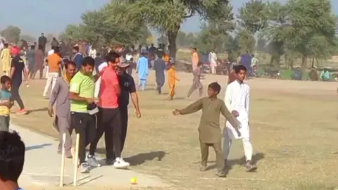 Rashi Lefti na Tamour ki Wicket pr 1.5 Lakh Inam Leya 😱🥶👀 #tapeballcricket #tapeball #cricketshot #viralmyvideo #tamourmirzaofficial0 @TikTok Pakistan 