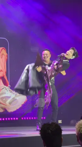 Chị Phiến bế chị Kiều cái một lun #phapkieufanmeeting 