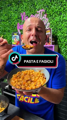 🫘🫘PASTA E FAGIOLI 🫘🫘 INGREDIENTI 300 g ditaloni 🍝 350 g fagioli borlotti cremosi 🫘 140 g passata di pomodoro vellutata 🍅 30g sedano,30g cipolla,30g carota 🥕🧅🌿 1 spicchio d’aglio, un rametto di rosmarino e alloro (facoltativo) ✨ Un profumo che avvolge, un sapore che coccola 🤎 La tradizione in un piatto semplice e autentico 🇮🇹 “📚📚Menù Facili Facili📚📚” il mio nuovo libro è finalmente disponibile in tutte le librerie e su Amazon! ❤️ Ricette semplici, gustose e alla portata di tutti — perfette per ogni occasione 👩‍🍳🍽️ E per chi ama portare un po’ di “Facile Facile” anche fuori dalla cucina… 👕 Le magliette e tutto il mio merch ufficiale ti aspettano nel link in bio! #pastaefagioli #fagioli #ricettefacili #ricetteveloci #ricetteinvernali #minestre #nacosettafacilefacile