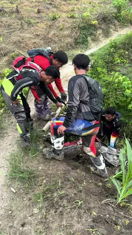 Nglamun dadi rojo malah kecemplung 🥹 #eventtrailblora #eventtrailadventure #trailadventure #crf150l #motortrail 