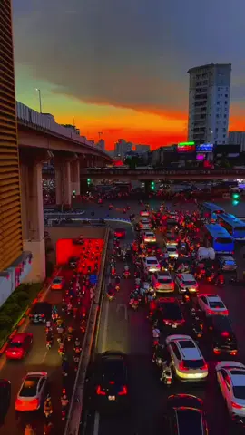 chúng ta đến với thành phố này với sự non nớt của tủôi trẻ. đầy nhiệt huyết và háo hức. nhưng rồi cúôi cùng lại lựa chọn rời đi. với tâm hồn của người từng trải#tamtrang 