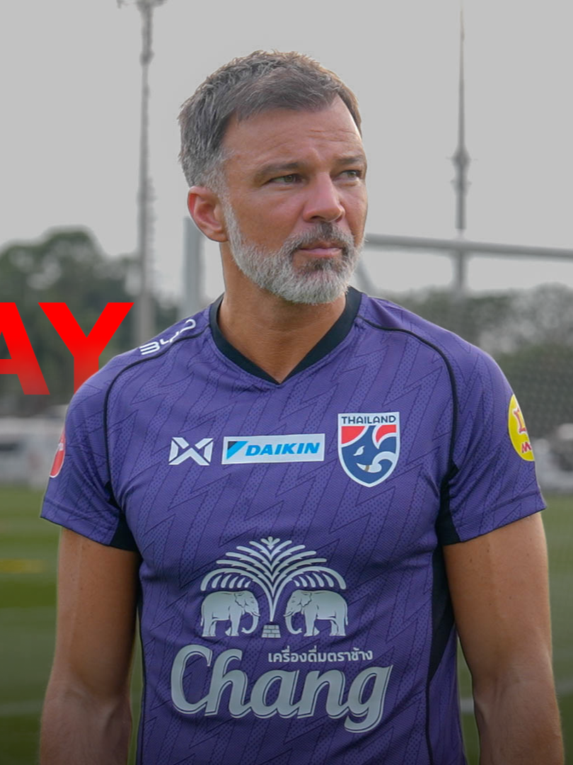 #ChangsuekExclusiveTalk พูดคุยครั้งแรกแบบหมดเปลือก แม่ทัพช้างศึกคนใหม่แกะกล่อง 🇹🇭 แอนโธนี #ฮัดสัน ถึงภารกิจสานต่อผลงานของ ทีมชาติไทย ให้ไปลุยบนเวทีชิงแชมป์เอเชีย รอบสุดท้าย ​ มาฟังความรู้สึกนับตั้งแต่เริ่มต้นทำงาน คุมทีมฝึกซ้อม รวมถึงการเลือกตัวผู้เล่นในสไตล์ของกุนซือรายนี้ ​ โปรแกรมการแข่งขันของทีมชาติไทย ในเดือนพฤศจิกายน มีดังนี้ ​ 📌 เอเชียน คัพ 2027 รอบคัดเลือก กลุ่ม ดี นัดห้า ​ 🇱🇰 ศรีลังกา พบ ไทย 🇹🇭 🗓 วันที่ 18 พฤศจิกายน 2568 ⏰ 17.15 น. (ตามเวลาประเทศไทย) 🏟 โคลอมโบ เรซคอร์ส สเตเดียม ​ 📺 ถ่ายทอดสดทาง TrueVisions NOW, ไทยรัฐ ทีวี และ BG Sports ​ #ฝ่าสมรภูมิมุ่งสู่ซาอุฯ #ช้างศึก #ทีมชาติไทย #ฟุตบอลไทย #FIFADay #ACQ2027