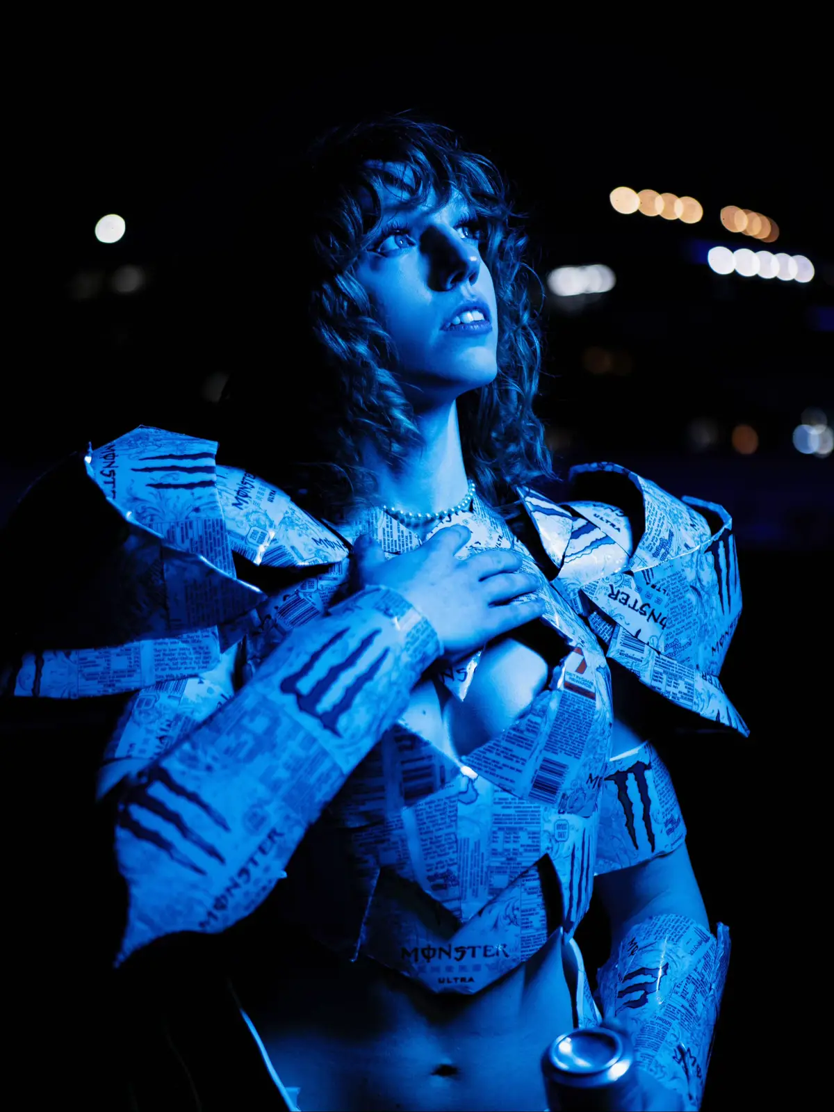 White monster knight <3 - over 100 cans (around 150), and 6 days of continuous work... YouTube video soon showing the process and the crunch... I'm still incredibly proud of this project and I'll be attending MCM in Birmingham in this cosplay the end of the month too!!! Hopefully the outfit will be slightly more complete by then 🥹 📸: @sal.costume.media  Kinda wanted to use this post to start bringing back my Sunday update posts also since I feel like I havnt done one in MONTHS and u used to do then every single Sunday... So lemme start by saying this week I've been DRINKING PROTEIN SHAKES ONLY for a YouTube video and the result is honestly not what I or anyone expected you'll have to wait and see that! Likewise I went thrifting and made some new friends and did a scavenger hunt that was cool as heck but I think I may have made a bad first impression by pulling out the protein powder and shaker at the function lmao... The scavenger hunt and thrifting was so fun though I felt very very happy - great company! Another public service announcement is that my new workout program should be dropping on my new store in about a week hopefully alongside new long awaited merch designs can't wait to share more on that - patreon subs will get early access to that hehe... Speaking of patreon, I'm a whole lot more active now! Posting way more often and the Minecraft server Evie.fyi for patreon subs is BACK BAYBEEE - Patreon.com/eviedotgym (@YoungLA and @myprotein code EVIE as always) Finally, I wanted to talk a little bit more on how I've been - I think I've been coasting along for a little bit feeling like a really bad content creator like I'm not providing value to my followers and really trying to think, I've been feeling quite existential trying to understand if I'm a gym creator or what my niche is - why do people follow me... And I think I've thought of a direction id like to move in buttt if you're reading this I'd love to know what content you'd like to see from me? But all in all its left me feeling quite anxious and worried and a little isolated... But I've found a real nice network of friends in recent times and I think that's also helped a lot... Thanks for reading gang, have an amazing week <3 Enjoy the white monster suit of armour!!!  #monsterenergy #fyp #whitemonster #cosplay #musclemommy 