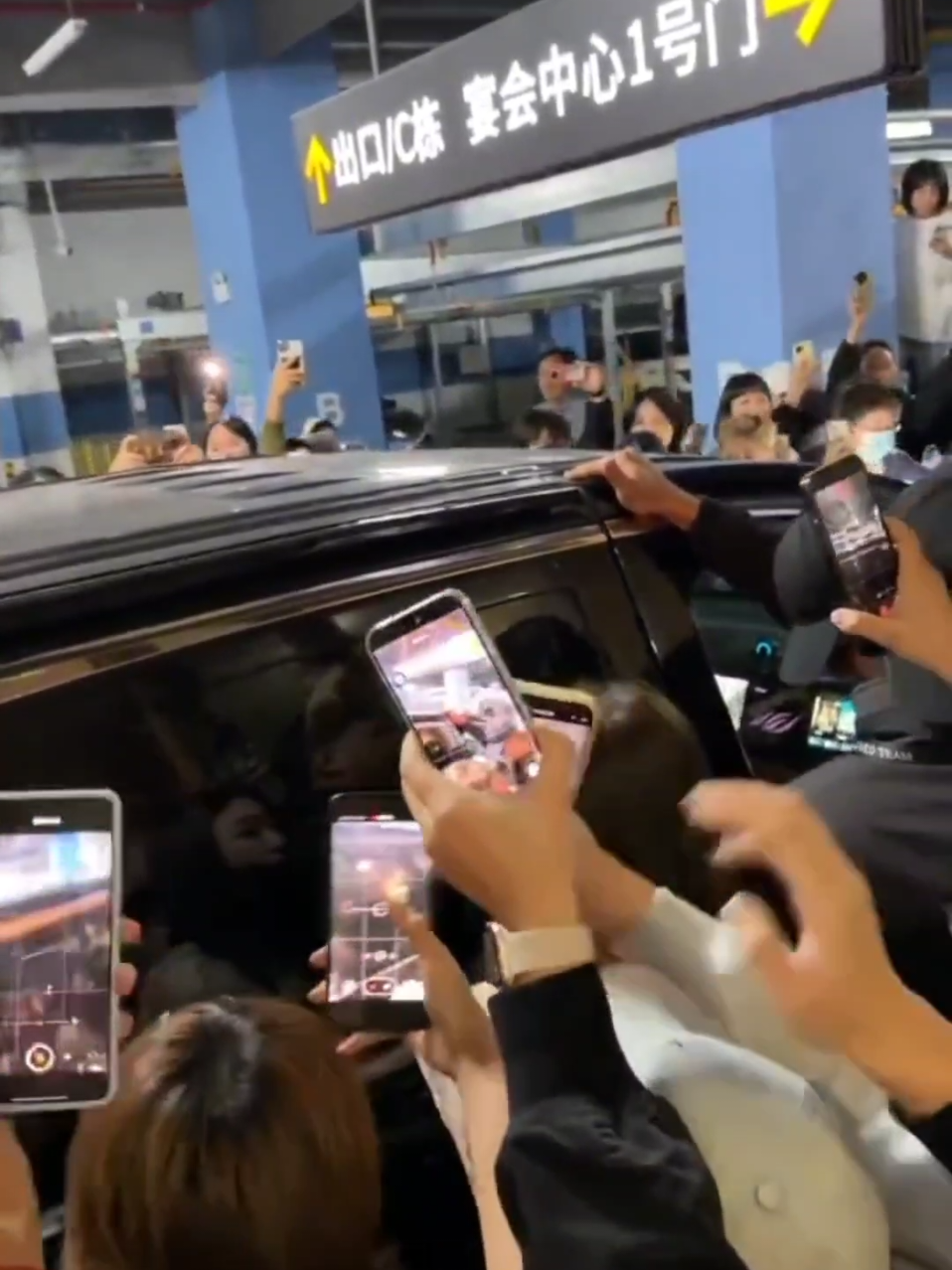 รู้ว่าแฟนๆตื่นเต้นดีใจที่ได้เจอพี่หลิง แม่ๆจีนใจเย็นๆหน่อยนะ#LingTaoHeungAnniversary #linglingkwong #หลิงหลิงคอง