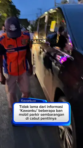 Beberapa menit informasi dari Kawanku.co, Dishub kota Samarinda melakukan tindakan tegas yaitu mencabut pentil ban mobil di jalan M Yamin 