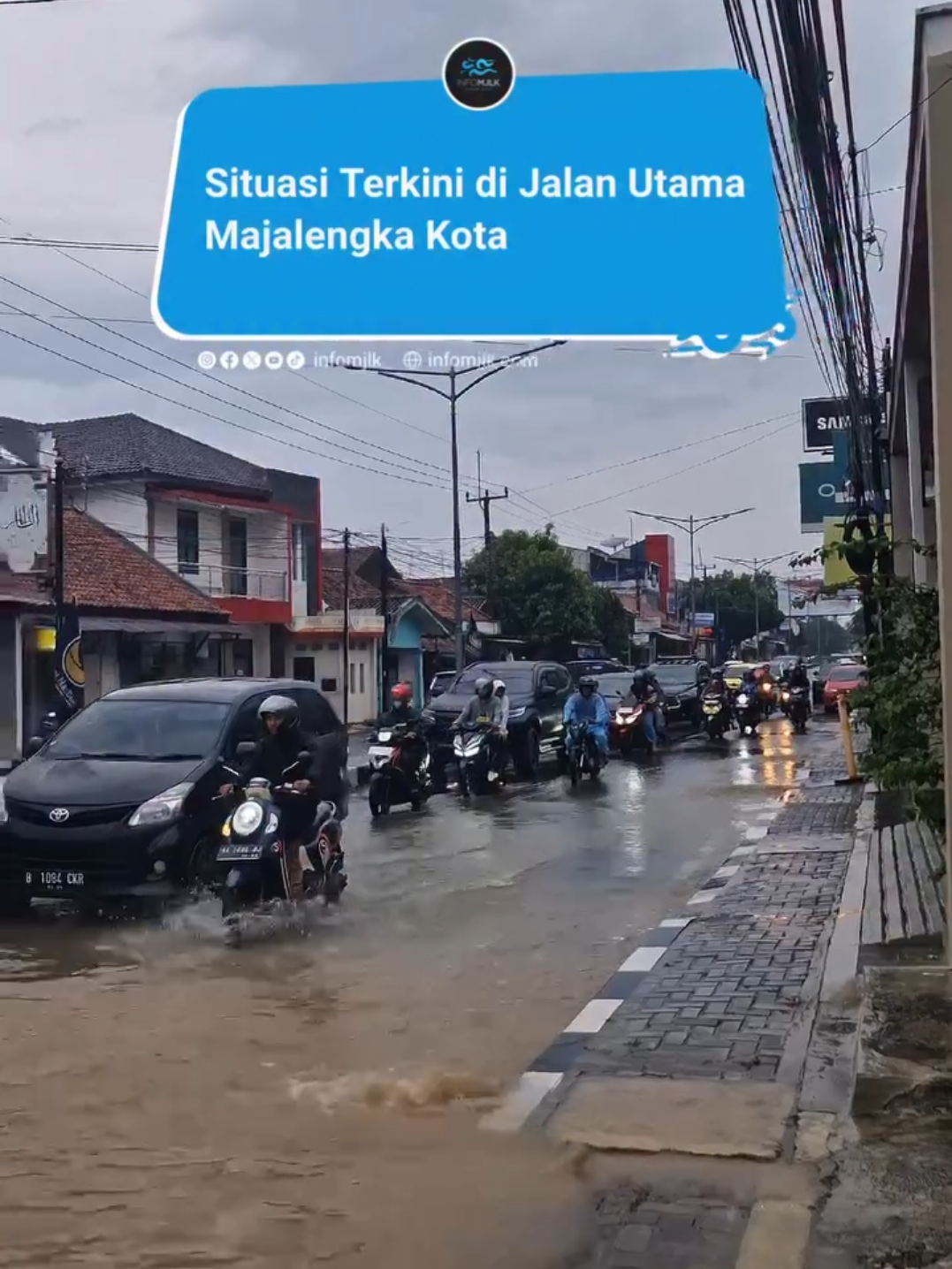 Terpantau Jl Raya KH Abdul Halim terendam banjir. Teman teman yang masih beraktivitas di luar rumah harap berhati hati.  #majalengka #infomjlk #mjlk #medianaurangmajalengka #jawabarat