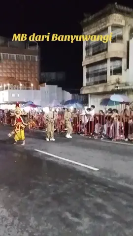 kontingen dari Banyuwangi yang tidak lupa akan seni tradisi tergambar dari penari Gandrung didepan Marching band ini.#banyuwangi #jember#marchingband #carnaval 