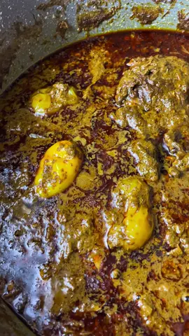 Mborokhé  Vous pouvez me retrouver aussi sur :  Snap: domoda_boulette Instagram: domoda_boulette Liste des ingrédients : 	•	400 g de feuilles de manioc 	•	200 g de pâte d’arachide 	•	1 oignon 	•	Oignons verts 	•	Piment 	•	Crevettes séchées 	•	Aubergines (diakhatou) 	•	Huile de palme 	•	Sel #mborokhé #feuilledemanioc #senegal #senegaltiktok #guineenne224🇬🇳 