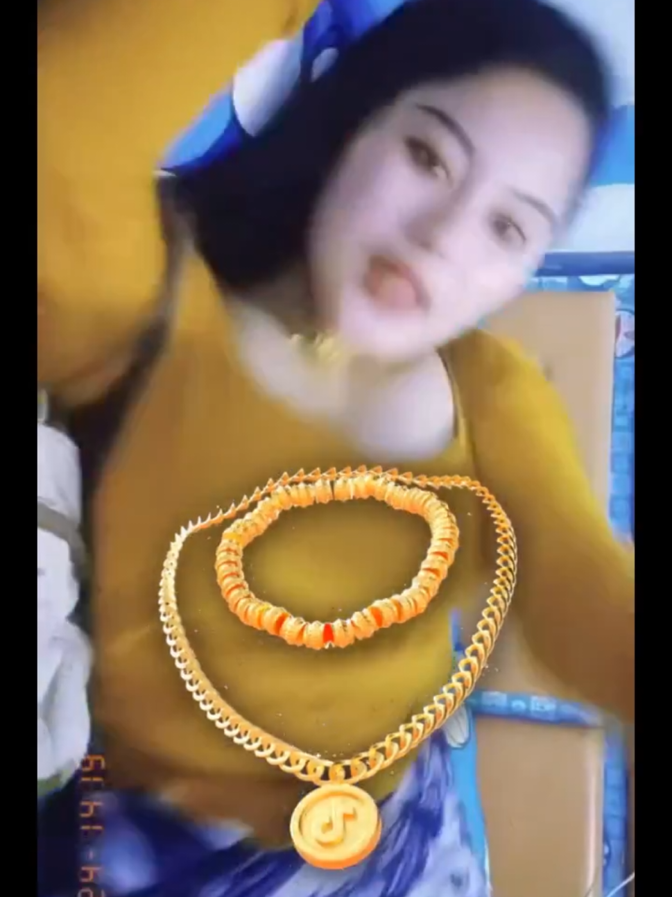 Saya sangat bersyukur berkat kalian semua! Bersama, kita bisa menjadikan perjalanan ini lebih istimewa! @💫PUTRA💫MADURA💫 @🔥NH jaya @Delima..💓Ruwet..Mak...eeee #tiktoklive #livehighlights #livegift #goldnecklace #hatandmustache 